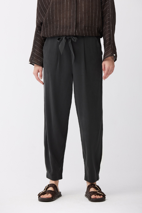 Pantaloni de mătase de culoare smarald.