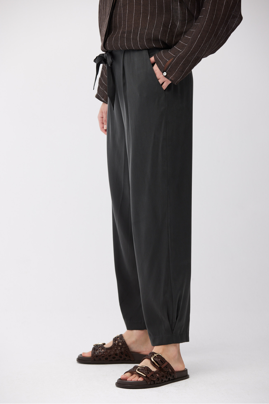 Pantaloni de mătase de culoare smarald. Pantaloni de mătase de culoare smarald.