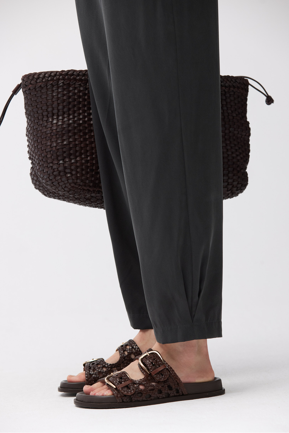 Pantaloni de mătase de culoare smarald. Pantaloni de mătase de culoare smarald.