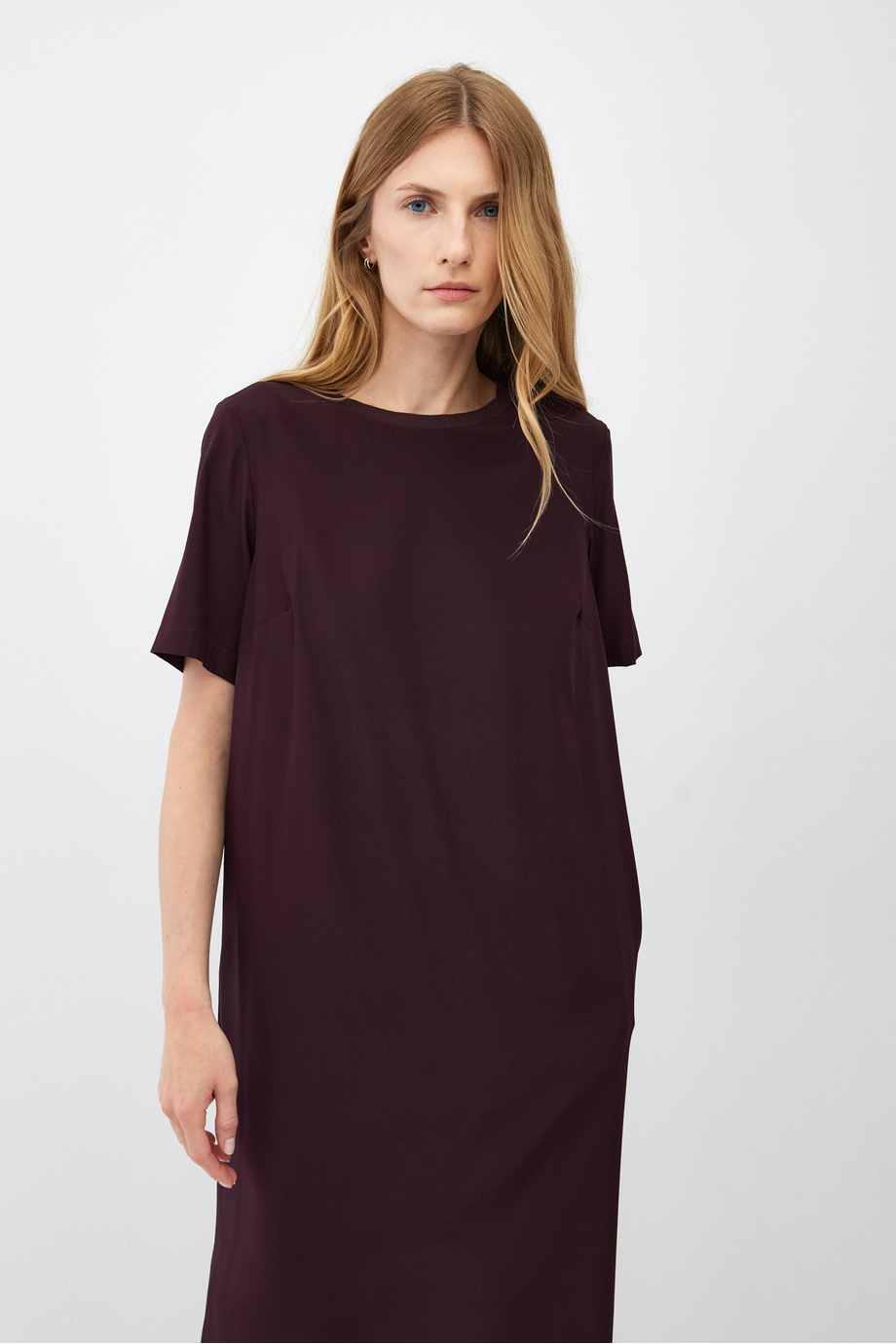 Rochie din mãtase în culoare vânãtã Rochie din mãtase în culoare vânãtã