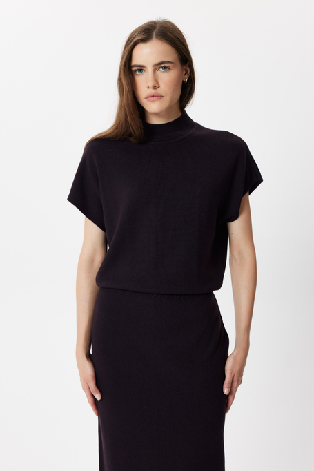 Rochie din lână de culoarea vinetei cu guler înalt