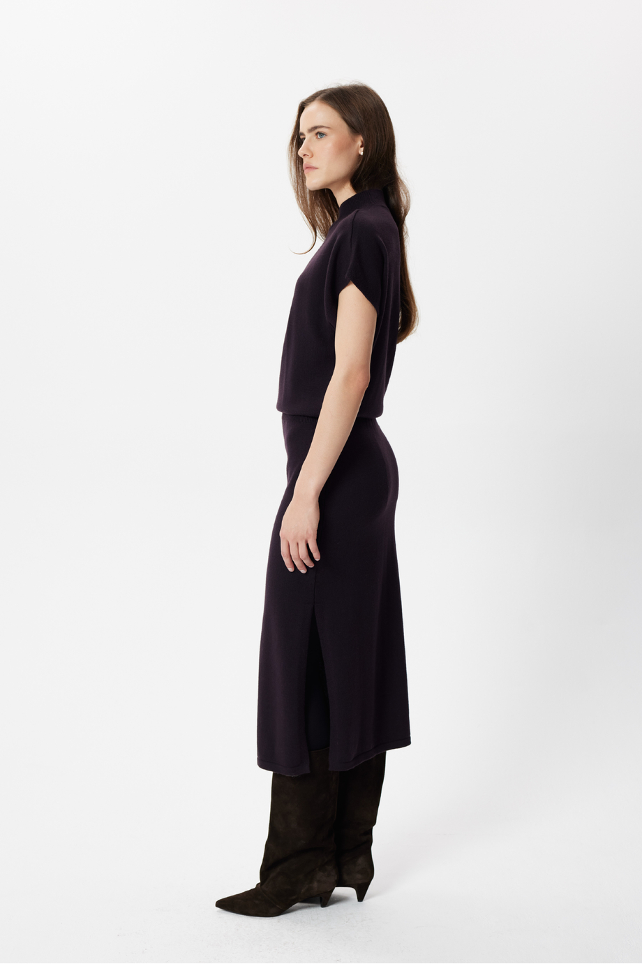 Rochie din lână de culoarea vinetei cu guler înalt Rochie din lână de culoarea vinetei cu guler înalt