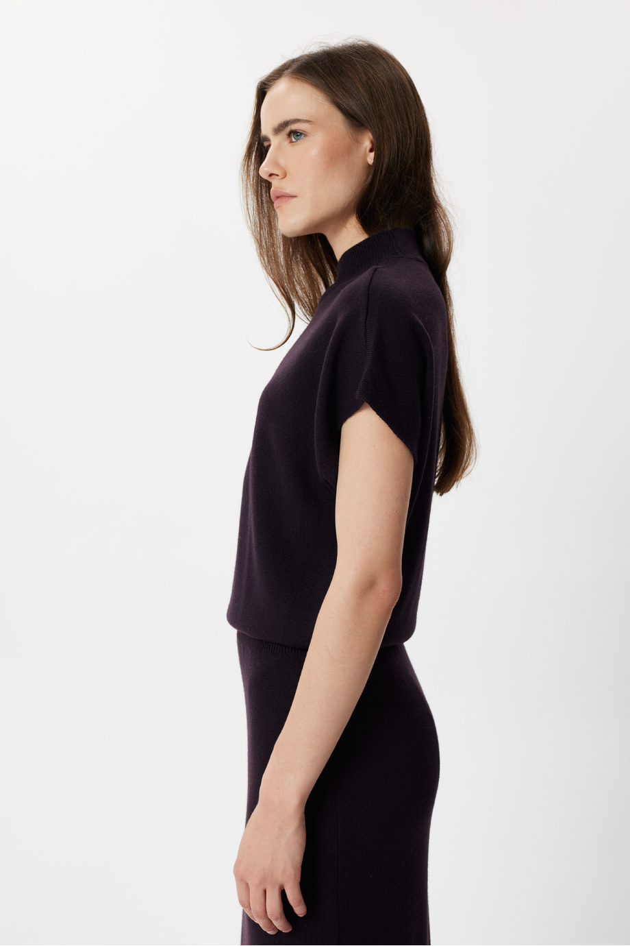 Rochie din lână de culoarea vinetei cu guler înalt Rochie din lână de culoarea vinetei cu guler înalt