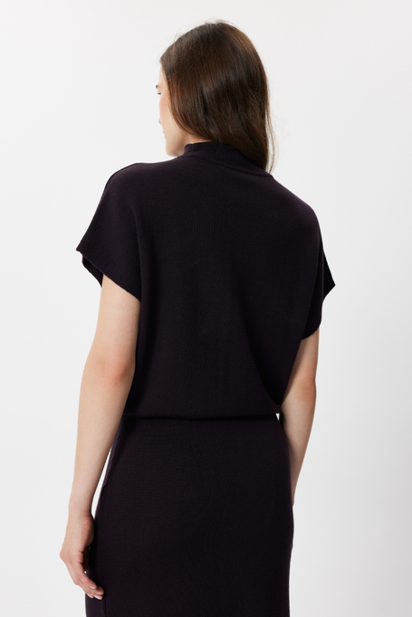 Rochie din lână de culoarea vinetei cu guler înalt Rochie din lână de culoarea vinetei cu guler înalt
