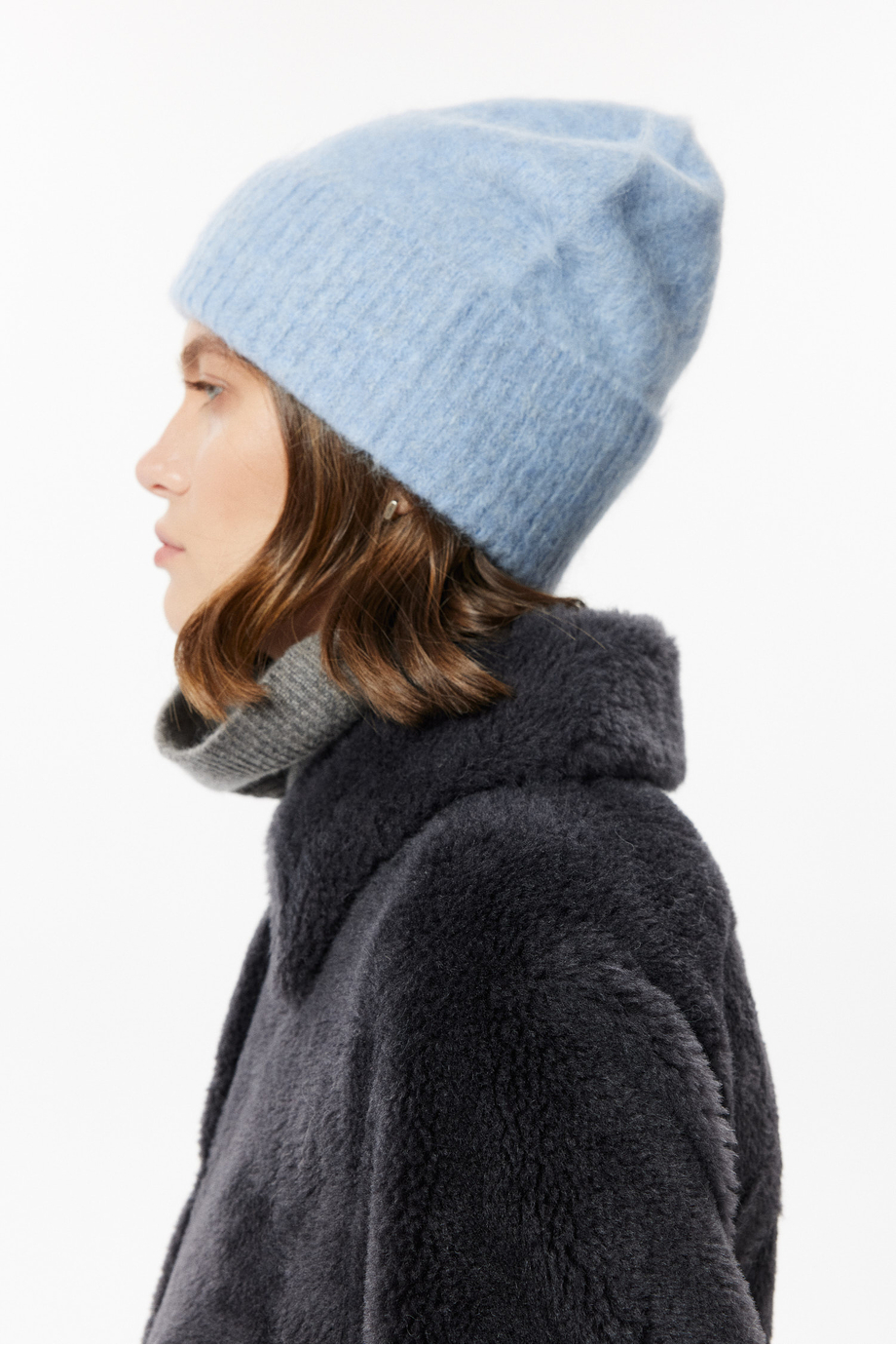 Căciulă de iarnă bleu cu alpaca Căciulă de iarnă bleu cu alpaca